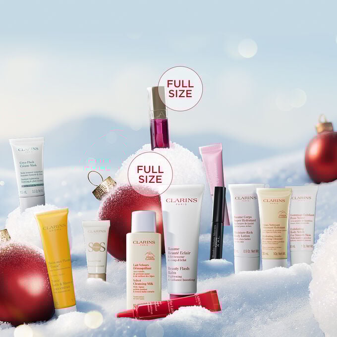 Packshot af 12 Days Makeup julekalender med 2 produkter i fuld størrelse, 7 prøvestørrelser og 3 minis fra Clarins' essentials sortiment