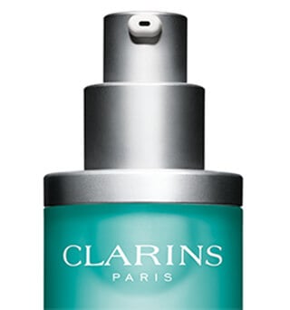 毛孔细致精华包装的特写