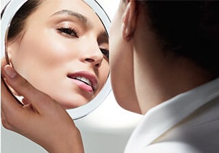 正在照镜子的女性