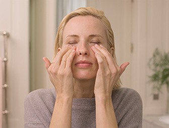 how to apply eye cream video