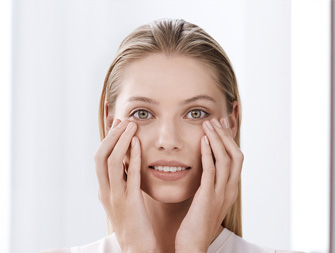 how to apply eye cream video