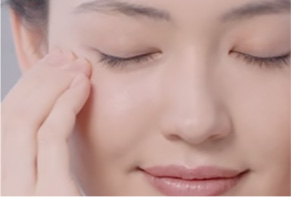 正在按摩眼周肌肤的女性